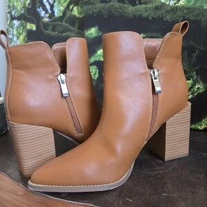 Size 7, Tan Heeled Boots with Side Zipper and Stacked Heel